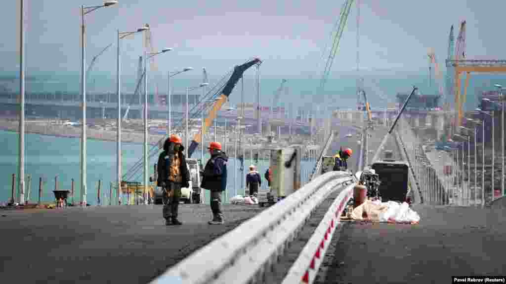 У Міністерстві інфраструктури України міст у Керченській протоці називають самобудом. Держава не дозволяла його зведення