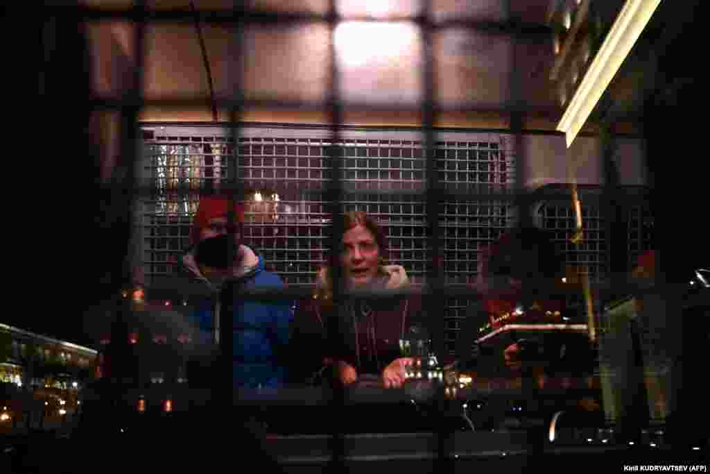 Затриманих тримають у поліцейському фургоні в центрі Москви 2 лютого  