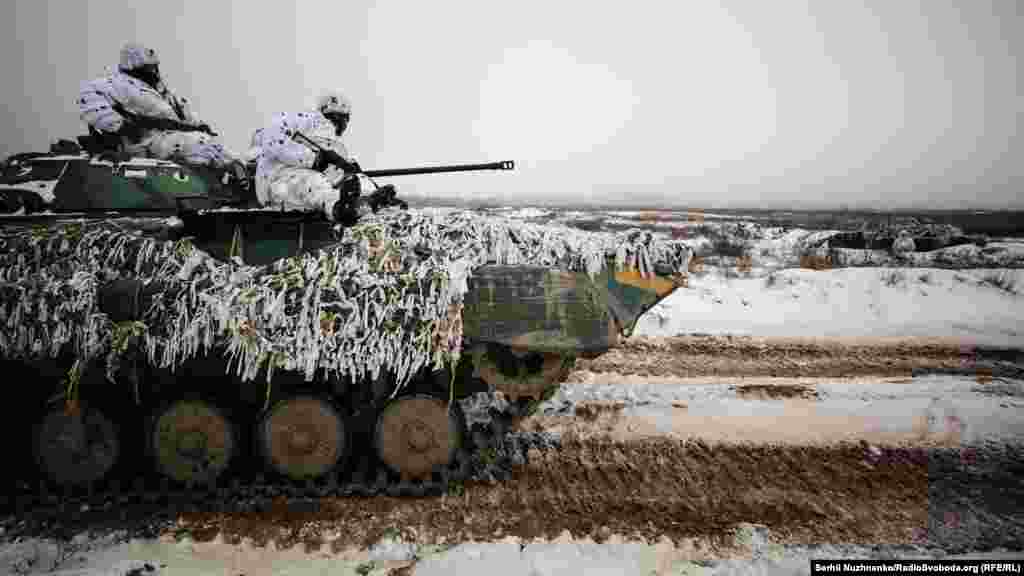 «Відповідно до заходів воєнного стану, мною було прийнято рішення скоротити період бойового злагодження та забезпечити своєчасну передислокацію військ на місця можливого удару з боку країни-агресора. Мова йде не лише про ділянки українсько-російського кордону, а й про захист портів, захист узбережжя Азовського і Чорного морів, забезпечення кроків протиповітряного захисту», – заявив Порошенко