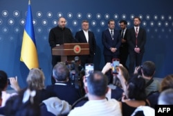 Рустем Умеров, Сергій Кислиця та Олександр Бевз під час пресконференції за підсумками другого засідання