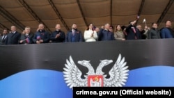 Щодня активістам на місця розсилають політінформацію – які заяви зробили ватажки бойовиків, та що поганого сталось в Україні. На фото окупаційні адміністрації ОРДЛО та Криму відзначають так званий день республіки (день псевдореферендуму про відділення від України)