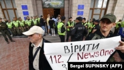 Під час протесту біля Нацради з питань телебачення і радіомовлення України з вимогою припинити ліцензії телеканалів NewsOne і «112». Київ, 5 вересня 2019 року