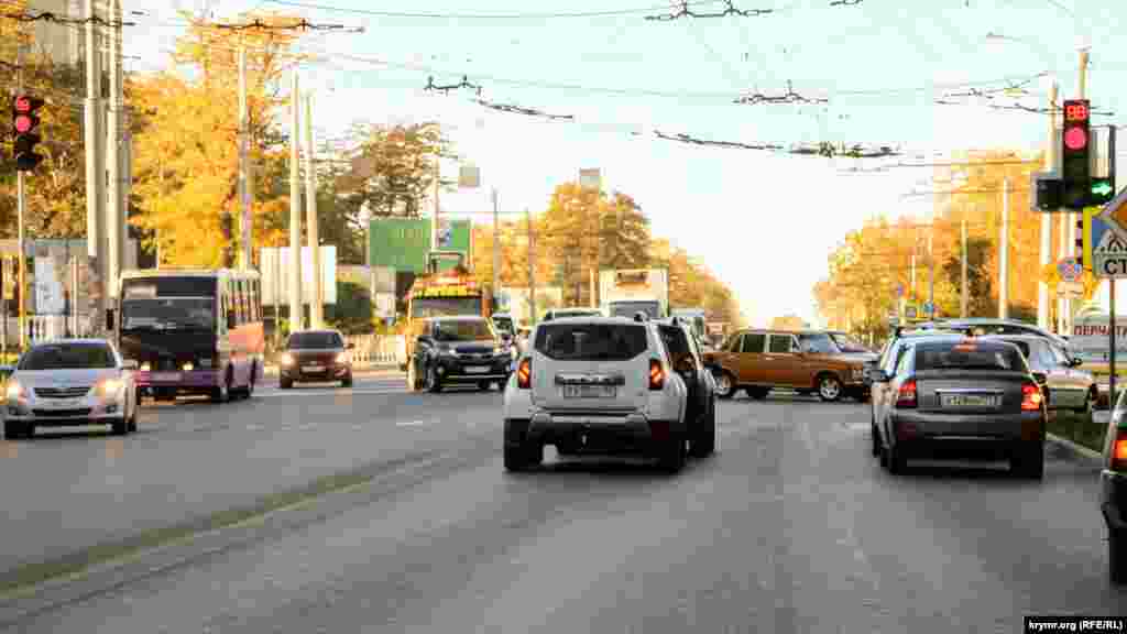 Самый оживленный участок в утреннее время – перекресток улиц Севастопольской и Данилова. Здесь наблюдается хаотичное движение автомобилей