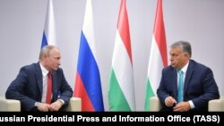 Президент Росії Володимир Путін і прем'єр-міністр Угорщини Віктор Орбан (зліва направо) під час зустрічі. Будапешт, 28 серпня 2017 року
