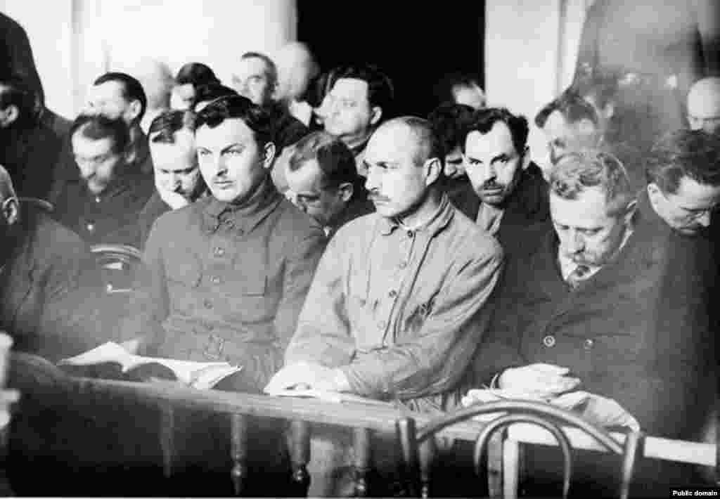 Подсудимые по делу о вредителях в угольной промышленности («Шахтинское дело») в зале суда РГАКФД. Арх. №  2-6367