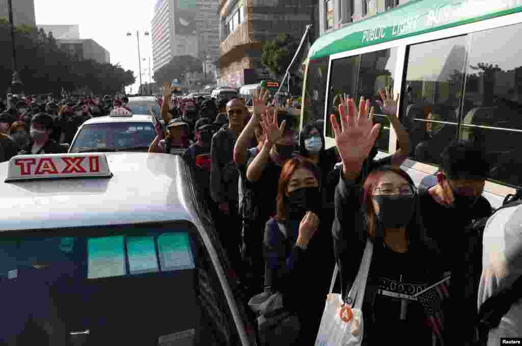 Продемократичні кандидати здобули майже 400 з 452 місць