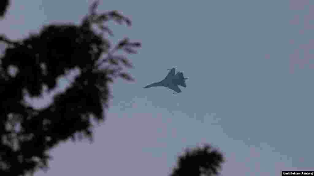 Політ російського винищувача над авіабазою Хмеймім. «Коли приземляється чи злітає великий вантажний літак, у повітря спочатку підіймається винищувач, який охороняє авіабазу кружляючи над нею», – розповідає Бектас  