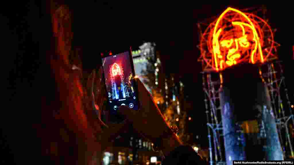 Відкриття інсталяції відбувається у рамках проекту «Суспільна угода», що стартував у червні 2016 року. «Суспільна угода» – проект фонду «Ізоляція», присвячений проблемі взаємодії суспільства з пам’ятними об’єктами та спрямований на створення дискусійного майданчика з залученням арт-фахівців, представників влади та суспільства для обговорення статусу та функціювання пам’ятних об’єктів у міському середовищі на прикладі пам'ятника Леніну в Києві