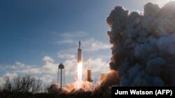 Запуск SpaceX Falcon Heavy з космодрому Космічного центру імені Кеннеді у Флориді, 6 лютого 2018 року