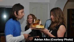 Adrian și Elsa Albu pe vremea când își sărbătoreau împreună zilele de naștere, amândoi născuți în octombrie.