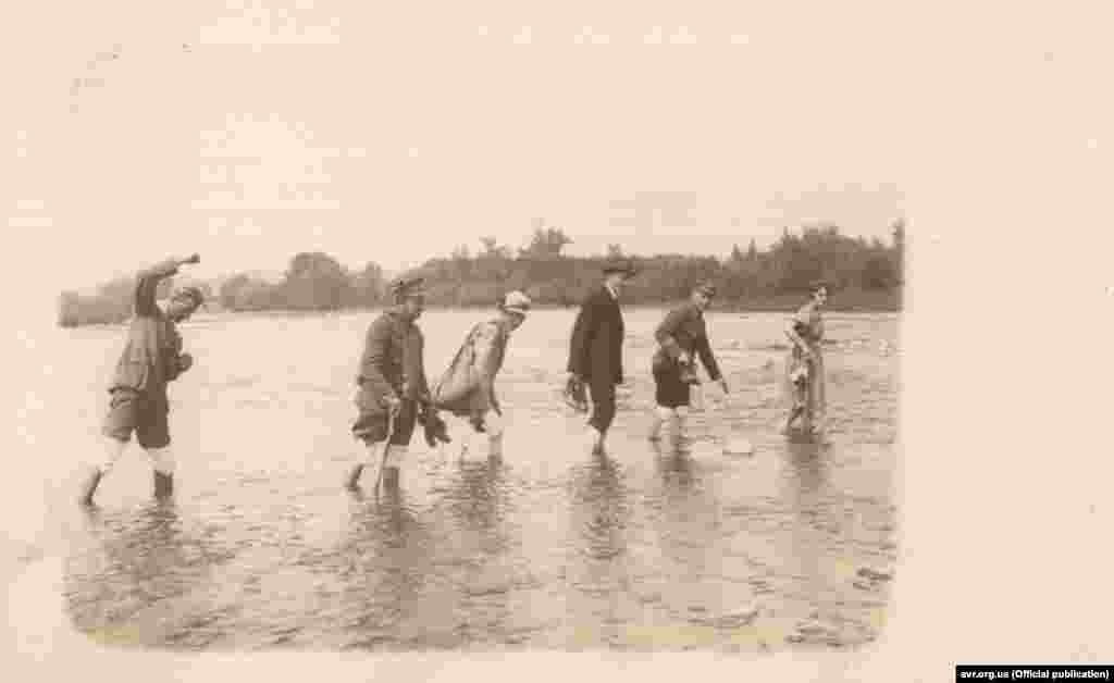 Історики відзначають, що УГА була добре організована, дисциплінована та боєздатна, мала бездоганну дисципліну, яка відзначалася високою національною свідомістю старшин і вояків. На фото: Начальний командант УГА та віце-консул ЗУНР в Ужгороді, полковник УГА Гнат Стефанів (п'ятий зліва). Більше світлин можна переглянути на сайті Електронного архіву визвольного руху.