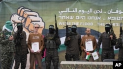 Бойовики «Хамасу» демонструють свою зброю під час попереднього етапу звільнення заручників у Секторі Гази, лютий 2025 року