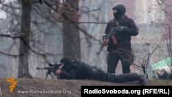 Силовики ведуть вогонь по мітингувальникам в центрі Києва, лютий 2014 року