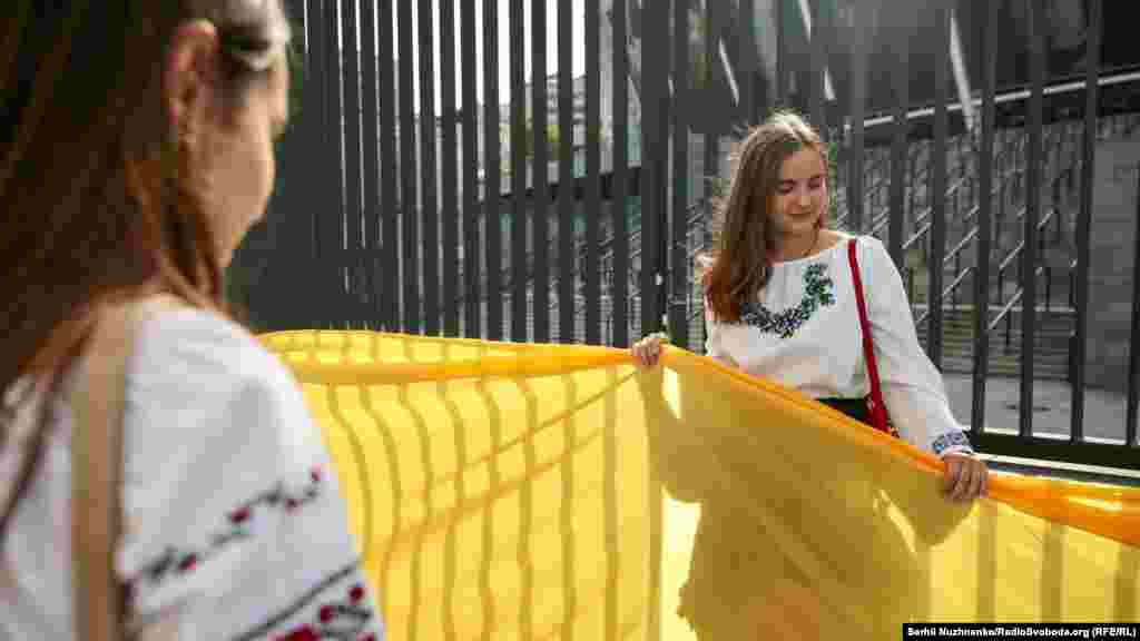 Перша історична згадка з поєднанням синього та жовтого кольорів датується 1256 роком – днем заснування Львова. Саме на гербі міста Лева поєднались ці символічні для країни кольори – жовтого лева на блакитному тлі 