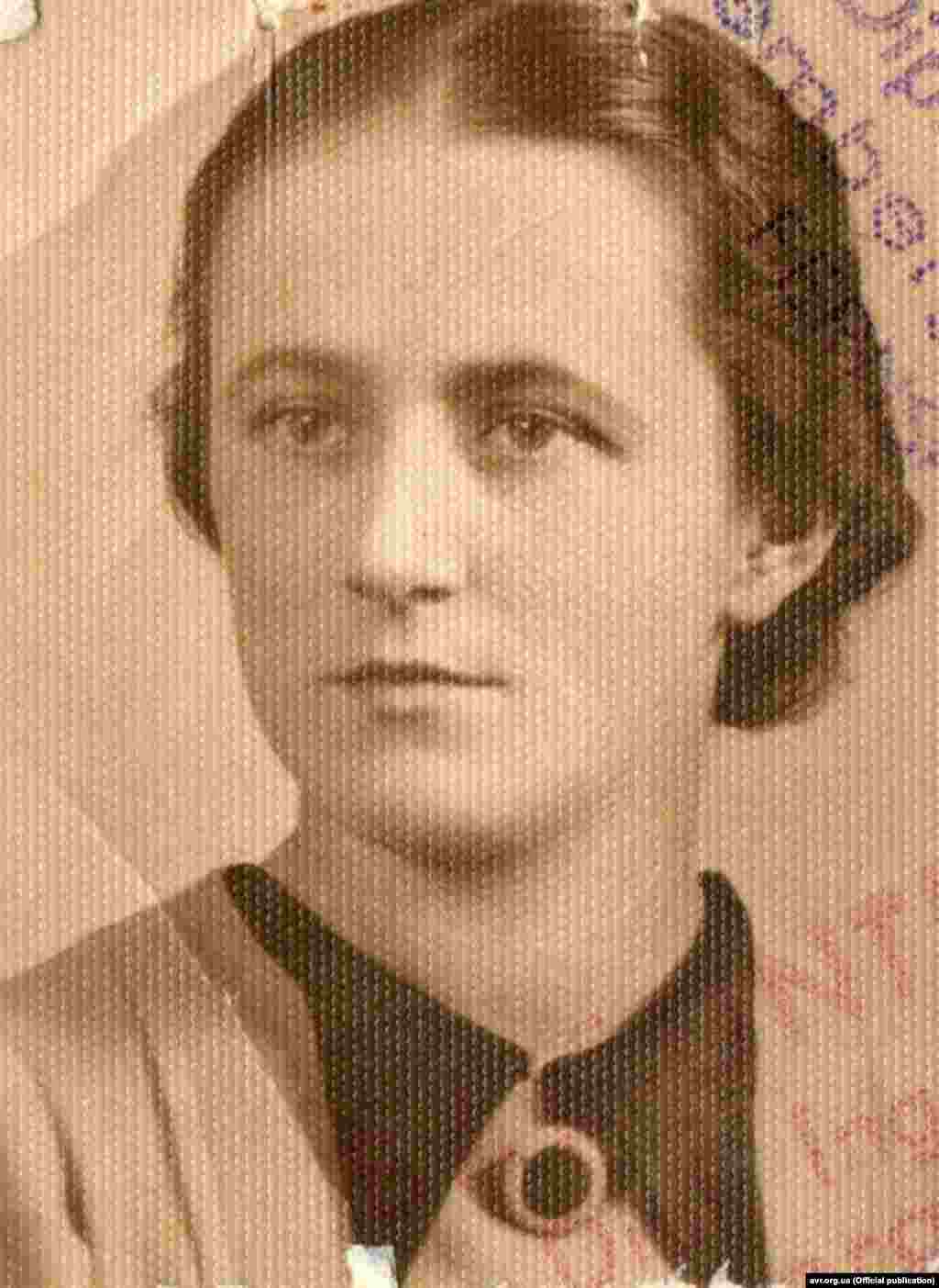 Дарія РЕБЕТ-ЦІСИК Псевдо: «ОРЛЯН», «РОБЕРТ» Діяльність: учасниця «Пласту»; керівниця повітової референтури ОУН; єдина жінка у Проводі ОУН (б) та в президії Української Головної Визвольної Ради (УГВР); член Проводу ОУН під керівництвом Романа Шухевича; обіймала керівні посади в ОУН і в еміграції ***** Дарію Ребет затримували п'ять разів. Після арешту 1939 року, під час слідства, вона провела без сну у польській в'язниці понад два тижні.  Однак, це не зламало Дарію. Для посилення тиску її перевели до окремого жіночого відділення, де тримали кримінальниць, але Дарія не видала своїх побратимів. 