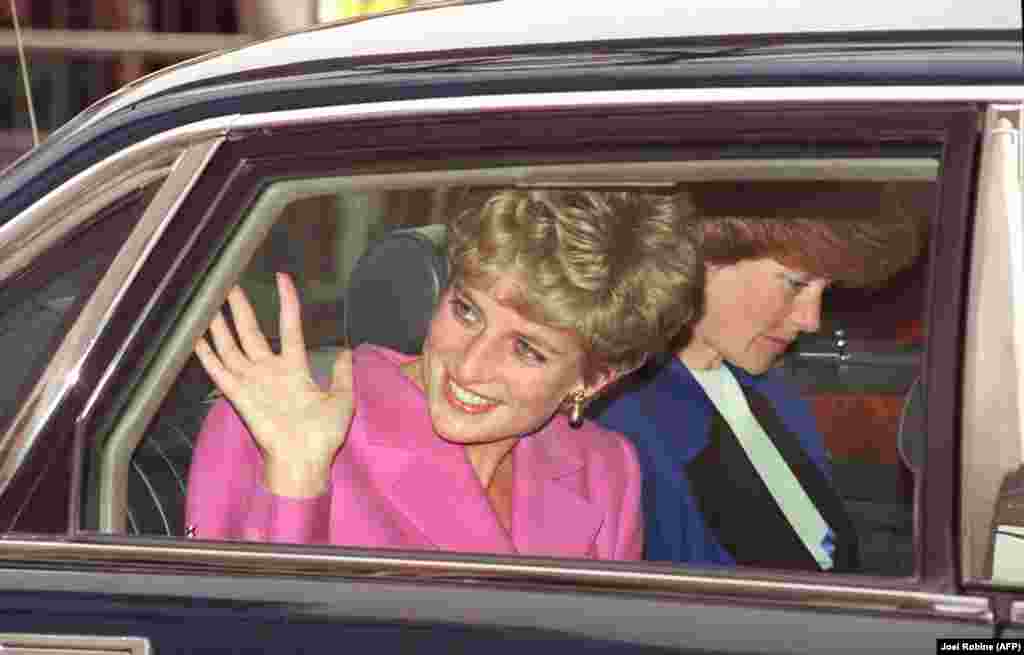 Автомобіль із принцесою Уельською Діаною під’їхав до музикограду в парку Ла-Віллет в Парижі, 14 листопаду 1992 року. 