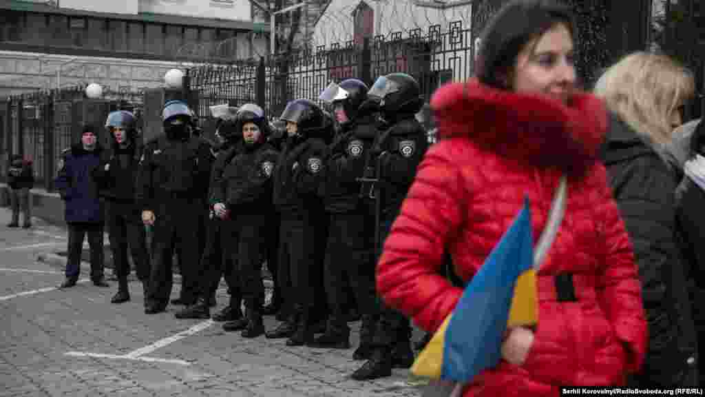 Після встановлення порядку, силовики відійшли вбік і лише спостерігали за перебігом подій, вони не заважали активістам  «прикрашати» будівлю посольства