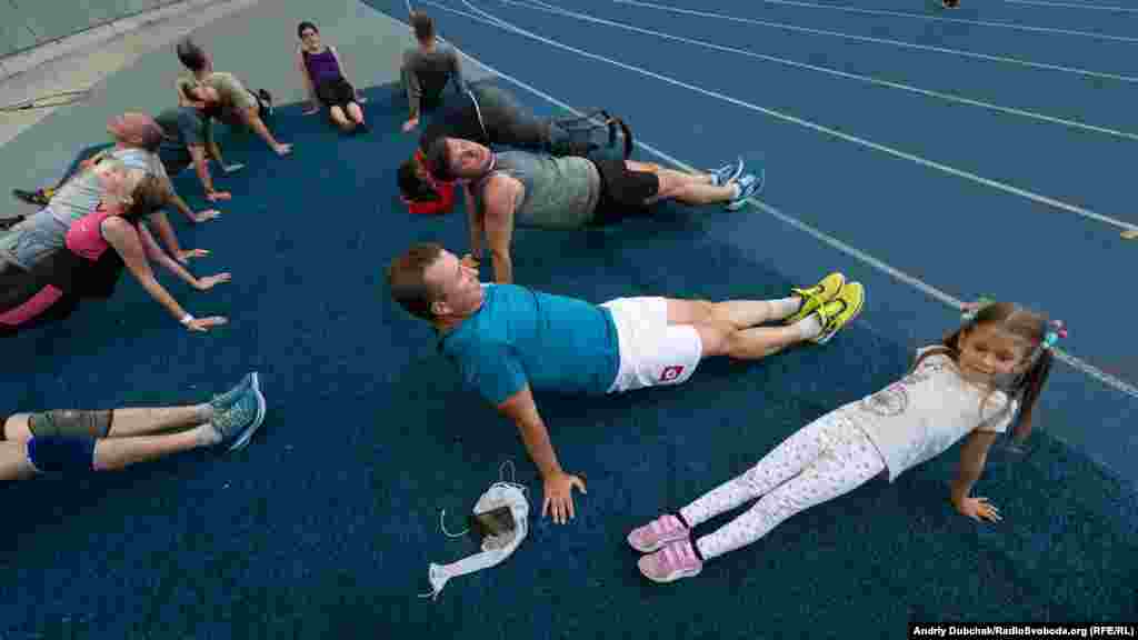 Захисник ДАПу Руслан Боровик приходить на тренування з донькою