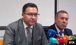 Вътрешният министър Даниел Митов и главният секретар на МВР Мирослав Рашков по време на брифинга в Русе, 4 септември 2025 г.