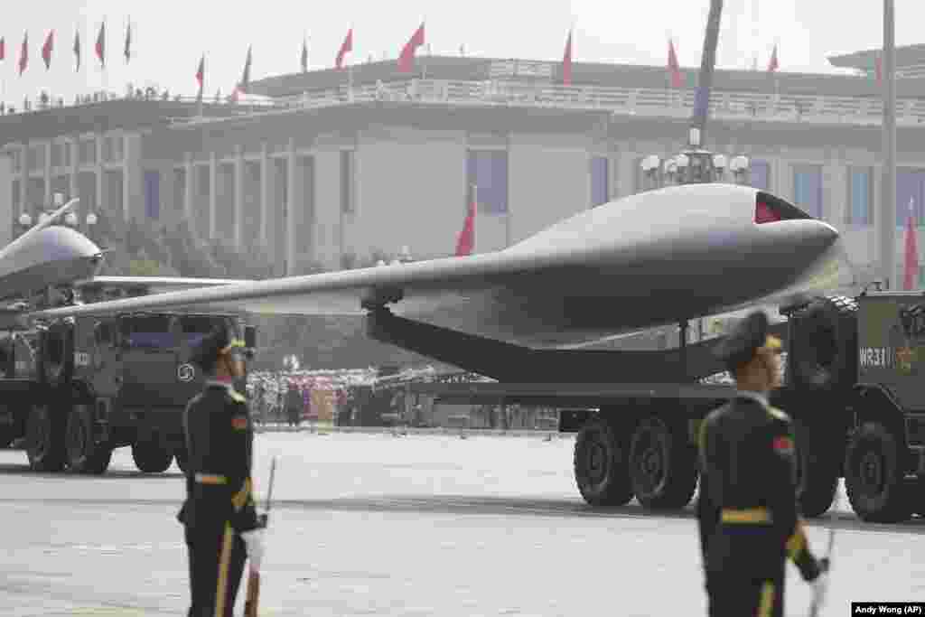 GJ-11, bespilotna nevidljiva borbena letjelica, izložena na vojnoj paradi u kineskoj prijestonici.