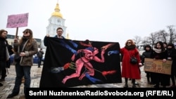 Українські феміністки та їхні прихильники під час мітингу в Києві, 8 березня 2018 року