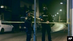 Policija ispred policijske stanice u Bosanskoj Krupi, BiH, 25. oktobra 2024.