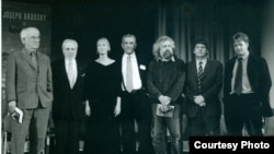 Вечер памяти Бродского в Нью-Йорке (слева направо): Шеймас Хини, Энтони Хехт, Мария Бродская, Дерек Уолкотт, Владимир Гандельсман, Пол Малдун, Глин Максвелл.