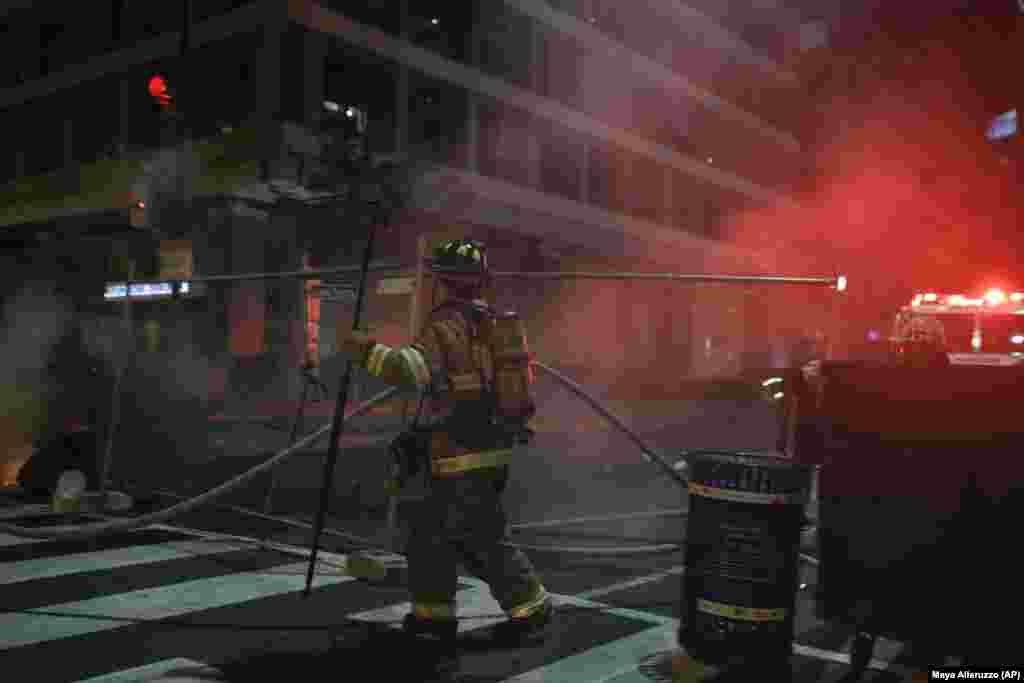 Пожежники загасили вогонь у сміттєвому контейнері після того, як демонстранти спробували знести пам’ятник президентові США Ендрю Джексонові, перш ніж їх розігнала поліція