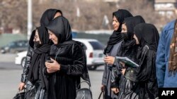 Афганські студентки тепер не знають, що буде з їхньому освітою після рішення «Талібану» заборонити жінкам вивчати медицину. Нa вулиці Кабула. 3 грудня 2024 року