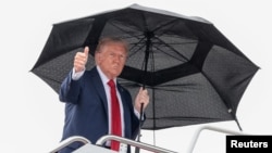 Predsednik SAD Donald Tramp ulazi u predsednički avion radi leta na Bliski istok, 12. oktobar 2025.