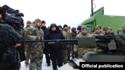 Секретар Ради національної безпеки і оборони України Олександр Турчинов оглядає техніку перед випробуванням