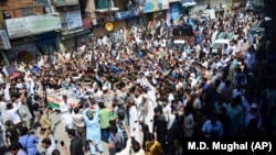 کشمیر د ګاونډي  هېوادونو هند او پاکستان ترمنځ لانجمنه سیمه ده چې په سر یې د دواړو ملکونو ترمنځ درې جنګونه هم شوي دي.