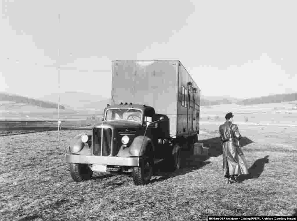 Патрульний охороняє вантажівку, оснащену середньохвильовим радіопередавачем поблизу кордону з Чехословаччиною у Західній Німеччині, 1955 рік.Коли комуністичні держави почали глушити мовлення Радіо Вільна Європа і Радіо Свобода, мовник розгорнув десятки таких мобільних передавачів, які могли працювати впритул до «залізної завіси»