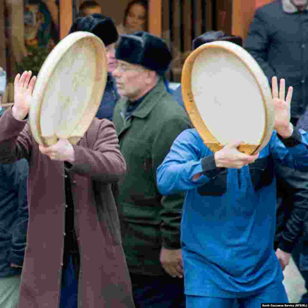 Иногда зикры происходят в определенный день недели – четверг или воскресенье. Но часто они собираются по скорбному поводу – в случае смерти члена общины. Такие зикры проводятся несколько дней подряд, и больше всего народу приходит на финальную церемонию. Иногда являются сотни человек, так что в зикре образуются несколько кругов вокруг единого центра. В доме для участников готовится угощение – обычно вареная говядина. Порой повторный зикр проводится год спустя.