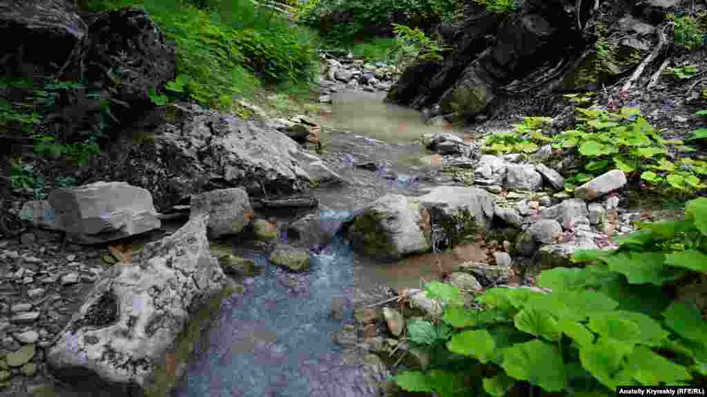 И протекает река Ускут, которую летом питают только дожди. Из смеси тюркского и ногайского река Ускут расшифровывается как «верх счастья» или «добрые верховья». У нее существуют и другие названия: Ускют-Озень-Айшар, Айсхар-Езень, Ак-Фортла, Алагат-Узень