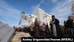 Богослужение у храма-памятника воинам, погибшим при взятии Казани