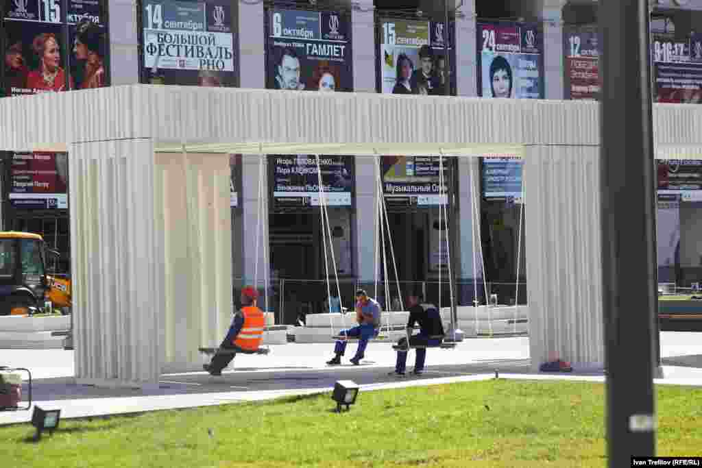 С другой стороны – зачем-то качели. Пока рабочие развлекаются