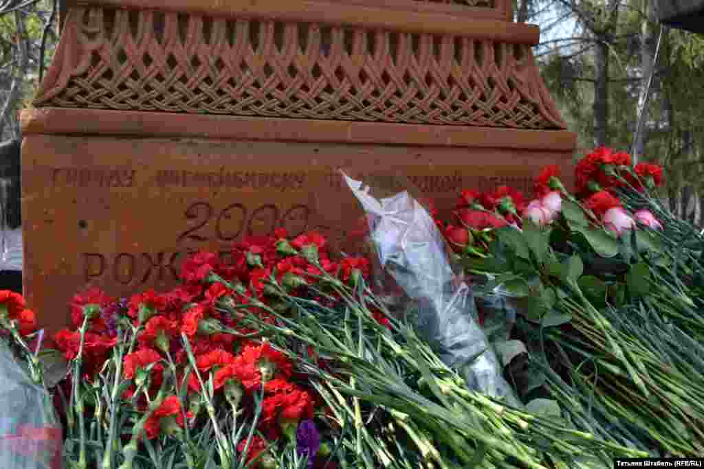 К концу мероприятия "Хачкар" оказывается буквально усеян цветами. Они будут лежать здесь несколько дней.