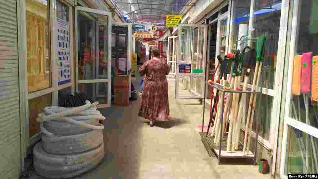 В рядах павильонов на рынке «Южный», где торгуют  строительными товарами и материалами