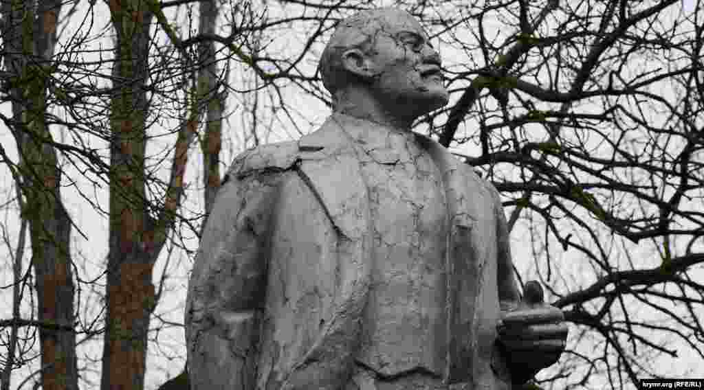 Ленин в Курортном парке совсем плох и со временем может повторить судьбу недавно то ли разобранного неизвестными, то ли просто рухнувшего от ветхости «собрата» в парке имени Франко в соседней Евпатории