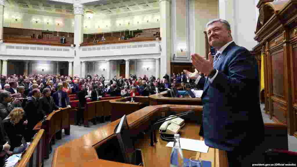 П&#39;ятий президент України Петро Порошенко і народні депутати 8-го скликання після голосування у Верховній Раді, яким закріплено в Конституції курс України на ЄС і НАТО. Рішення підтримали 334 парламентарів. Київ, 7 лютого 2018 року