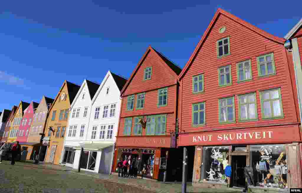 Набережна і дерев’яний квартал Брюгген, споруджені Ганзейським орденом у 17–18 століттях як регіональний центр торгівлі рибою і зерном. Нині – об’єкт всесвітньої спадщини ЮНЕСКО