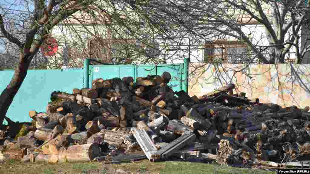 Запасы дров на зиму – газ в Россошанку не проведен, как и в остальные села Байдарской долины