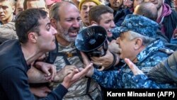 Столкновения участников протестов в Ереване с полицией