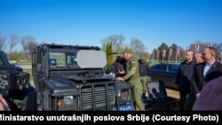 Ministar policije Srbije Ivica Dačić demonstrira zvučni uređaj LRAD 450-XL