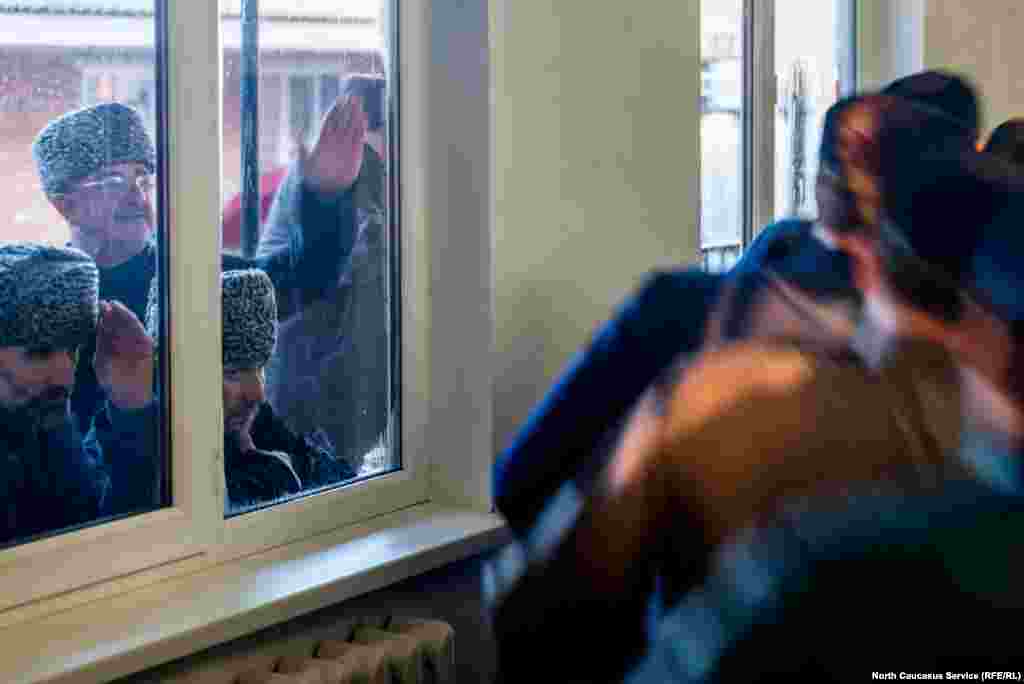 Большинство жителей Чечни и Ингушетии – приверженцы суфизма, эзотерического течения ислама. Есть несколько версий происхождения этого термина. Одни выводят его от названия навеса суффа, под которым во времена пророка собирались бедняки. Другие – от арабского "суф" – "шерсть", так как древние аскеты и мистики носили колючую шерстяную одежду. Третьи – от слова "ас-сафа", означающего прозрачность и чистоту.