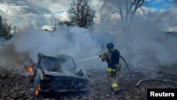 Пожежник працює на місці ракетного удару РФ по Миколаєву, Україна, 17 березня 2024 року. Фото ілюстративне