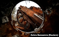 Знищені російські танки у звільненому ЗСУ від російської армії Лимані на Донеччині, 5 жовтня 2022 року. Під час повномасштабного вторгнення РФ місто перебувало в окупації чотири місяці