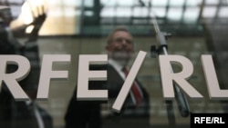 ჩეხეთის ყოფილი პრეზიდენტი ვაცლავ ჰაველი ათვალიერებს რადიო თავისუფლების ახალ შენობას პრაღაში. ფოტო გადაღებულია 2009 წელს.