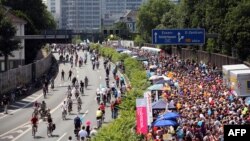 Иногда в Германии вдоль автобанов устраиваются различные культурные мероприятия, и вместо автомобилей по дороге передвигаются пешеходы и велосипедисты